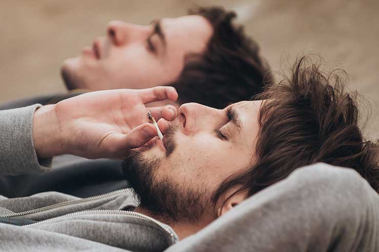 Dois homens fumando maconha