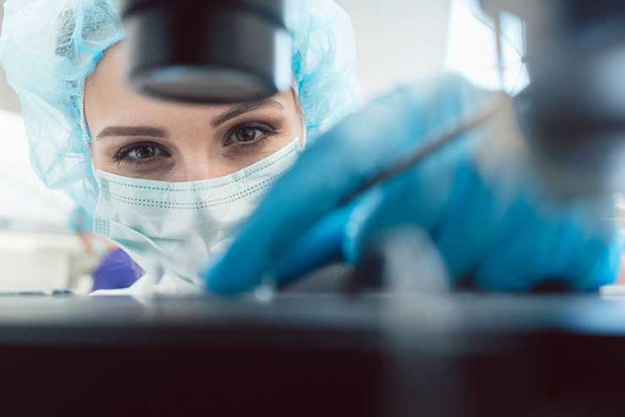 Wissenschaftlerin im Labor