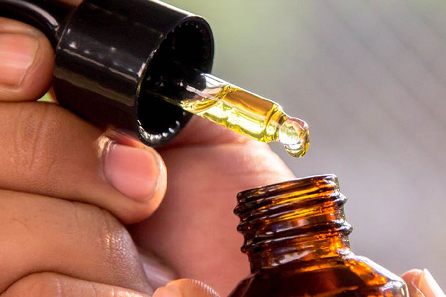 Conta-gostas com tintura de cannabis