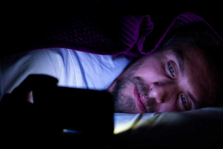 Homem com insônia, que pode ser tratada com cannabis