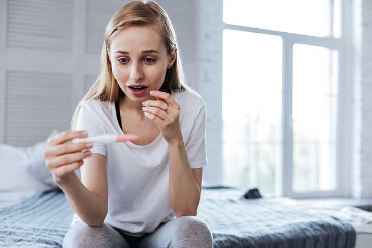 Mulher usuária de cannabis faz teste de gravidez